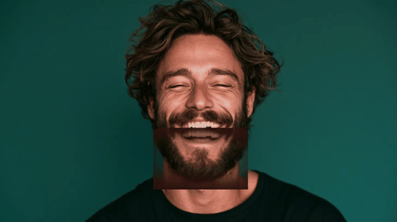 Exemple de résultat obtenu avec l'outil Animer un visage : la mâchoire d'un homme qui rit s'anime comme une trappe.